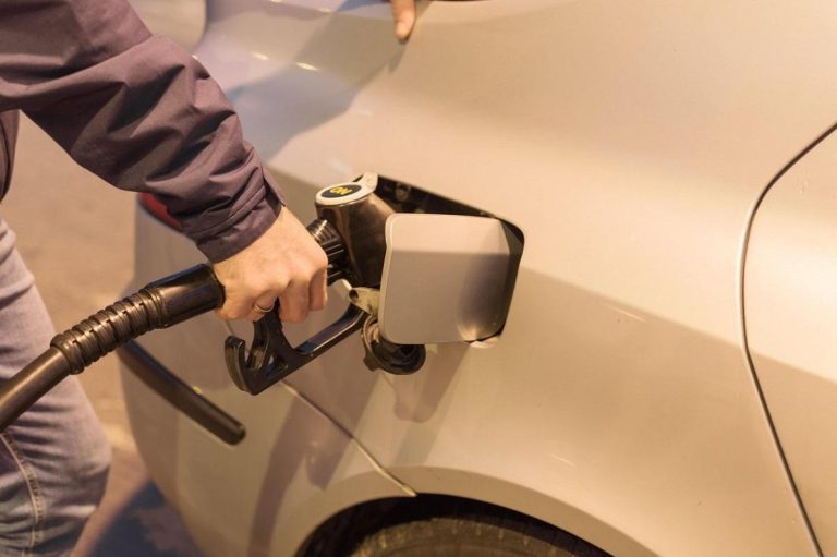 Care sunt preţurile la carburanţi astăzi, 6 martie 2024. Preţul la benzină standard a scăzut cu 5 bani pe litru