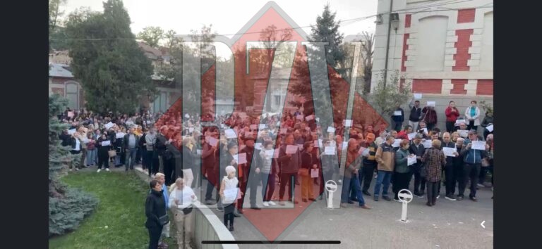 Marș de susținere pentru Nelu Tătaru în Huși – Protestatarii au ajuns la Spitalul Municipal „Dimitrie Castroian” FOTO/VIDEO