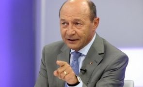Scandal URIAS in DIRECT intre Traian Basescu si Luis Lazarus – Fostul presedinte a parasit platoul Romania Tv