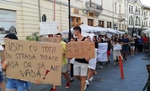 Stangaciile din dosarul de la Caracal i-a scos pe tinerii din Craiova in strada: ‘Credeam ca sunteti oameni’, le-au strigat protestatarii, politistilor